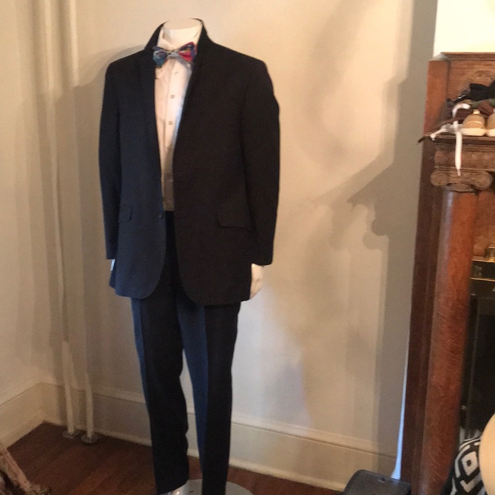 Kenneth Cole reaction 2 piece pin strip suit size 44r lr 130 pants 38w 32l